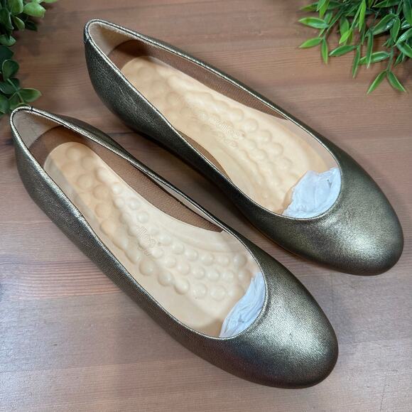 NWOT Walking Cradle Round Toe Gold Metallic Flats Size 6.5 - Picture 1 of 10